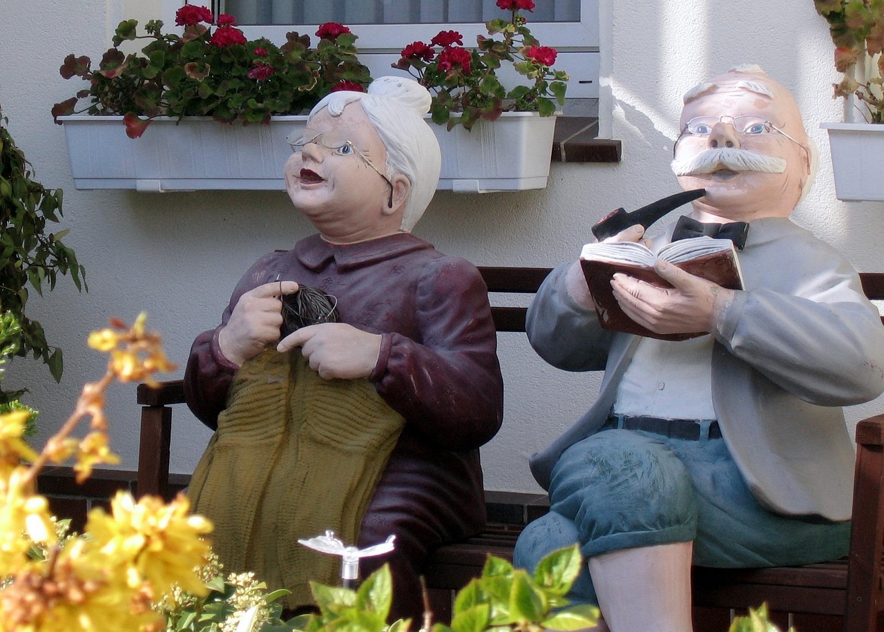 Beelden van een opa en oma op een bankje voor hun huis